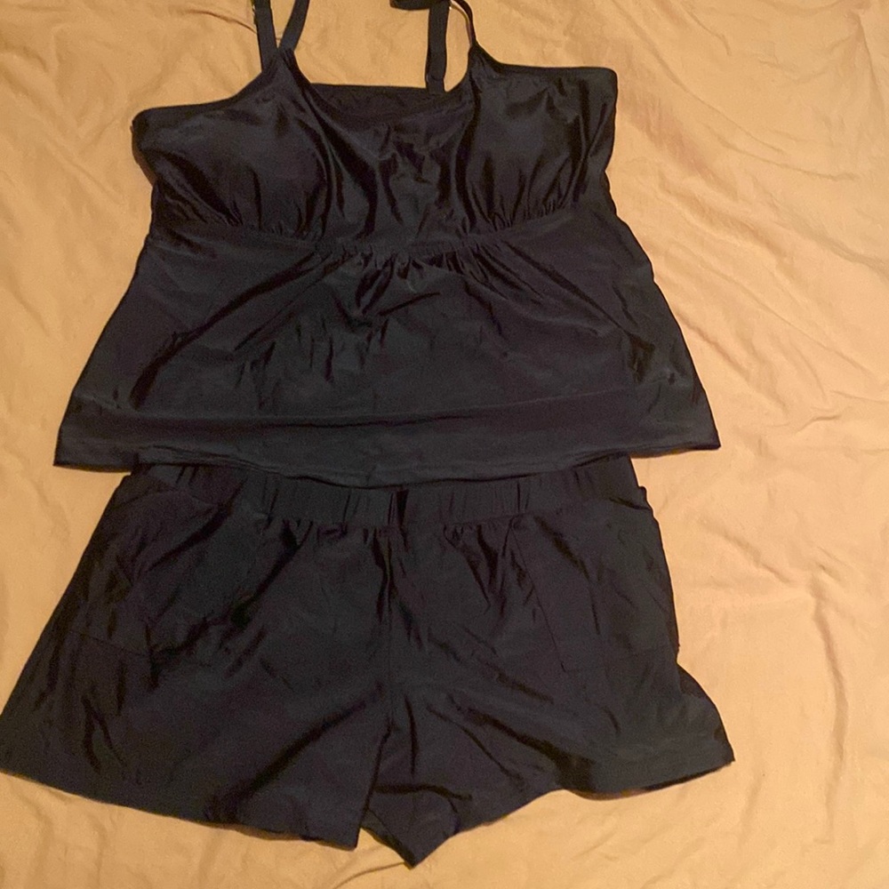 Black tankini sz 20. Never worn